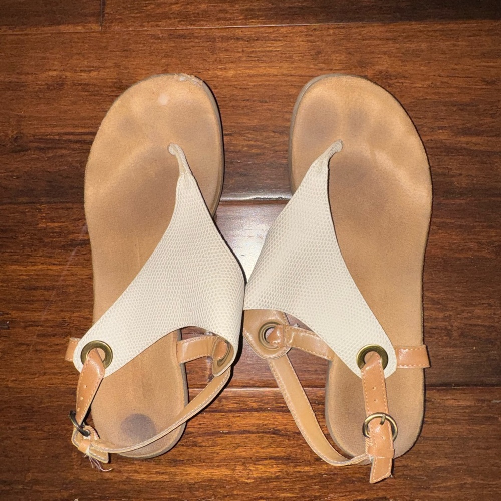 AEROSOLES Cream and Tan Sandals